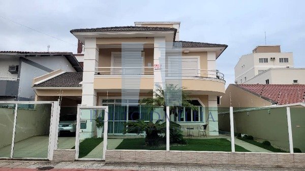 Casa à venda com 4 quartos, 380m² - Foto 1