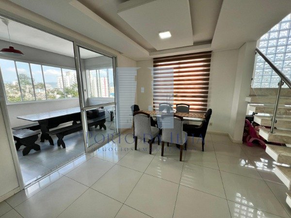 Casa à venda com 3 quartos, 210m² - Foto 7