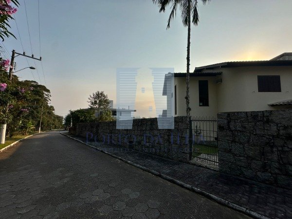 Casa de Condomínio para alugar com 4 quartos, 273m² - Foto 25